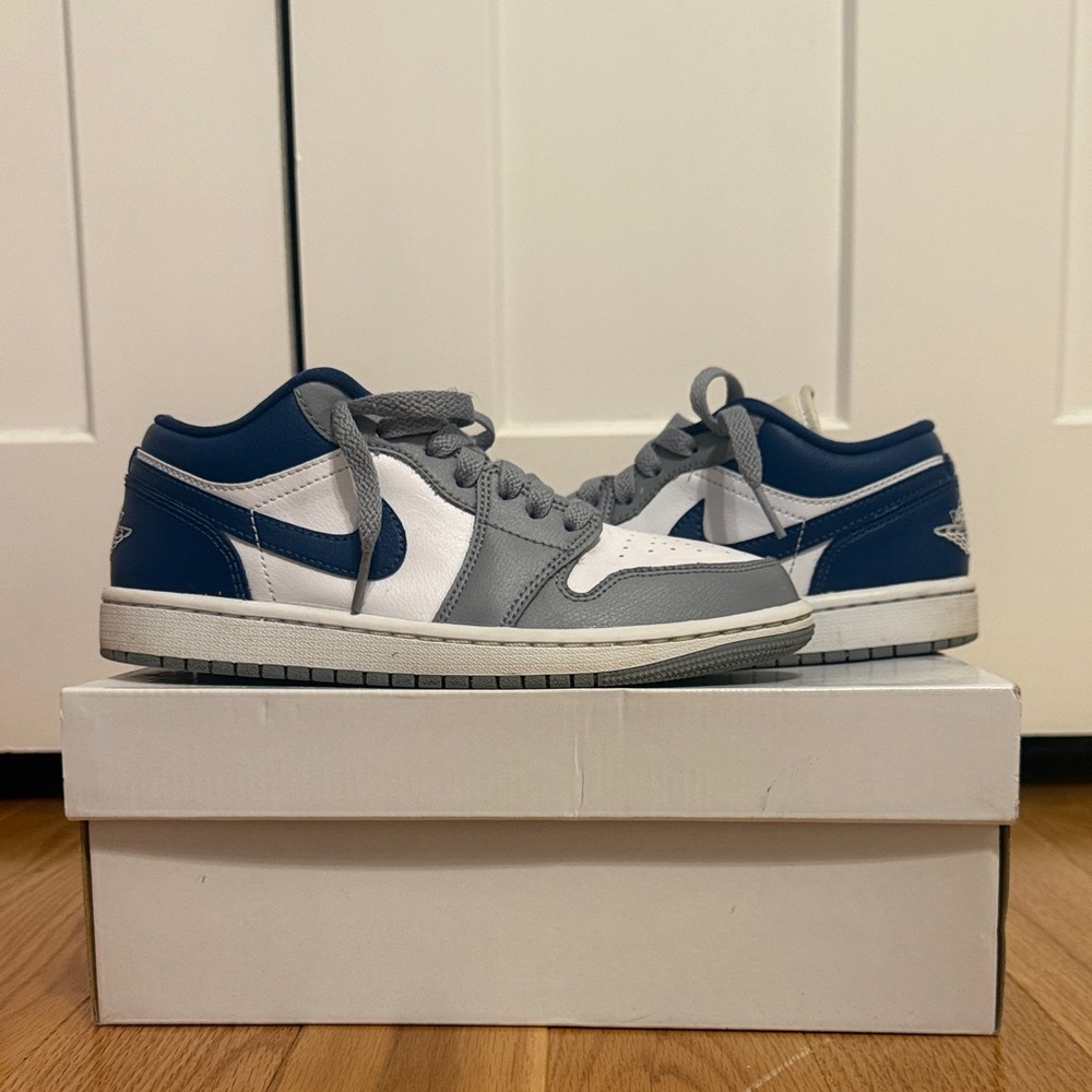 Jordan Women Sneakers in Navy Blue, White, Gray